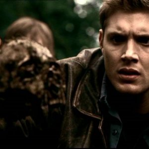 Jensen Ackles esamina un teschio ritrovato in un terreno infestato dagli insetti in 'Bugs'