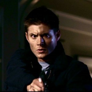 Jensen Ackles ha appena ucciso il mutaforme che stava strangolando suo fratello in 'Skin' di Supernatural