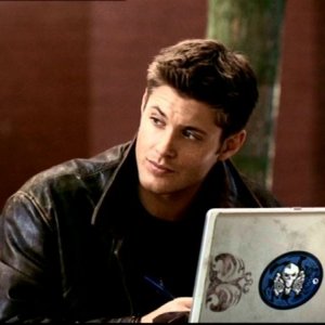 Jensen Ackles mentre effettua delle ricerche sul prossimo caso in 'Hookman' 