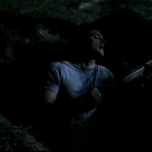 Jensen Ackles mentre sta dissotterrando i resti dell'Uomo Uncino in 'Hookman'