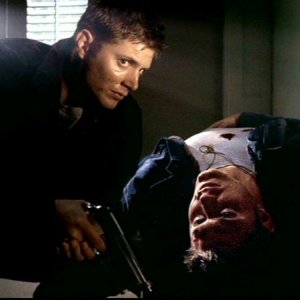 Jensen Ackles nei panni del mutaforma e di Dean Winchester nell'episodio 'Skin'