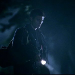Jensen Ackles nel cimitero alla ricerca della toma di Jacob Karns in 'L'uomo uncino' di Supernatural