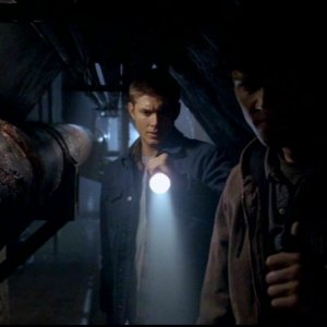Jensen Ackles nel ruolo di Dean, fa luce su dei resti umani trovati nelle fogne in 'Skin'