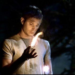 Jensen Ackles si prepara a dare fuoco ai resti di Jacob Karns, l'uomo uncino di 'Hookman'