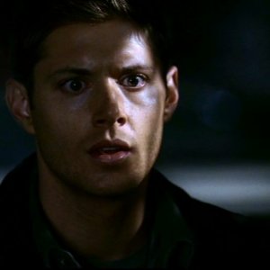 Jensen Ackles vede il fantasma della madre rimasta uccisa in un incendio quando lui era  piccolo, nella serie Supernatural