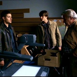 Jim Byrnes metnre esamina i resti umani che Jensen Ackles e Jared Padalecki hanno trovato nei boschi