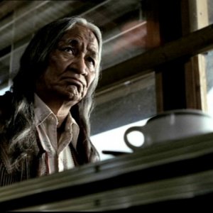 Joe Albero Bianco, racconta ai Winchester l'antica maledizione che grava su Oasis Plains nell'episodio 'Bugs'