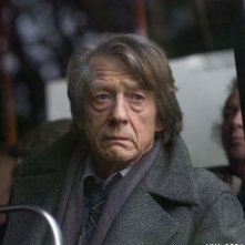 John Hurt in un'intensa scena del film Oxford Murders - Teorema di un delitto