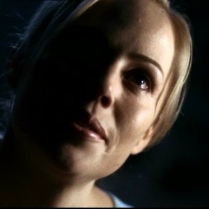 Kristin Richardson interpreta Jenny, la donna che vive nella vecchia casa dei Winchester in 'Home' di Supernatural