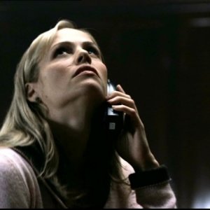 Kristin Richardson sente dei rumori sospestti provenienti dal piano di sopra nell'episodio 'Ritorno a casa' della serie Supernatural