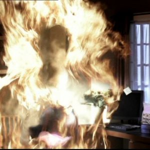 La creatura di fuoco dell'episodio 'Home' di Supernatural si avvicina ai fratelli Winchester