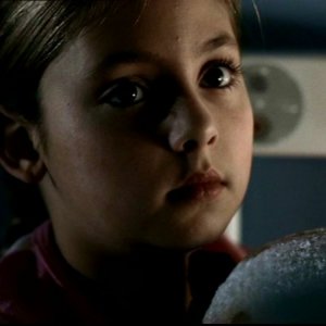 La piccola Haili interpreta Sari, la figlia di Jenny nell'episodio 'Home'