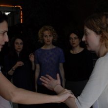 La regista Anna Negri con Alba Rohrwacher sul set del film Riprendimi