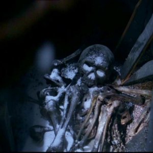 Le ossa di Jacob Karns, pronte per essere date alla fiamme da Dean Winchester in 'Hookman'