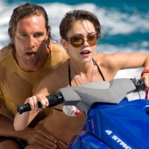 Matthew McConaughey e Alexis Dziena in una scena del film Tutti pazzi per l'oro