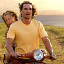 Matthew McConaughey e Kate Hudson in una sequenza del film Tutti pazzi per l'oro