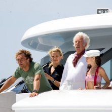 Matthew McConaughey, Kate Hudson, Donald Sutherland, Alexis Dziena e Ewen Bremner in una scena del film Tutti pazzi per l'oro