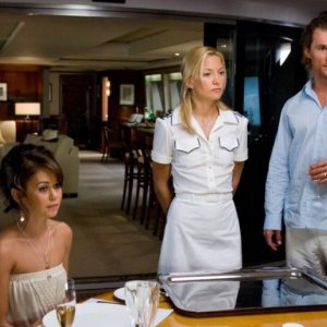 Matthew McConaughey, Kate Hudson e Alexis Dziena in una scena del film Tutti pazzi per l'oro