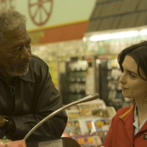 Morgan Freeman e Paz Vega in una sequenza del film 10 cose di noi