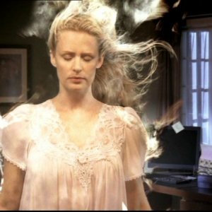 Samantha Smith in una scena dell'episodio 'Home' di Supernatural