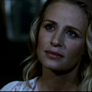 Samantha Smith mentre interpreta lo spirito di Mary Winchester nella serie tv Supernatural