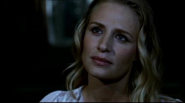 Samantha Smith mentre interpreta lo spirito di Mary Winchester nella serie tv Supernatural