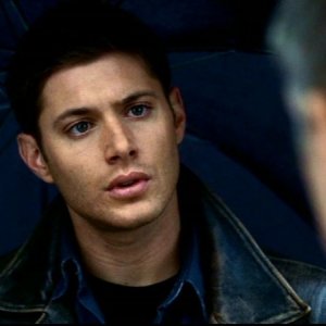Un primo piano di Jensen Ackles mentre interpreta Dean Winchester nell'episodio 'Bugs'