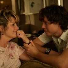 Brenda Blethyn e Khan Chittenden in una scena del film Il matrimonio è un affare di famiglia