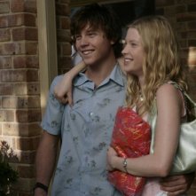 Khan Chittenden ed Emma Booth in una sequenza del film Il matrimonio è un affare di famiglia