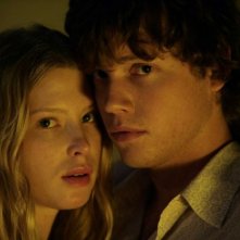 Khan Chittenden ed Emma Booth in una sequenza del film Il matrimonio è un affare di famiglia