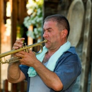 Mladen Nelevic in una sequenza del film Gucha