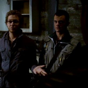 A.J. Buckley nel ruolo di Ed Zeddmore e Travis Wester nel ruolo di Harry Spengler, gli acchiappafantasmi imbranato dell'episodio 'La casa infernale' di Supernatural