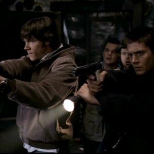 A.J. Buckley, Travis Wester, Jensen Ackles e Jared Padalecki nell'episodio 'La casa infernale' di Supernatural