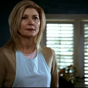 Beth Broderick interpreta Alice Miller, la madre di Max, in un episodio di Supernatural: 'Incubi'