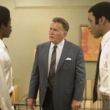 Chiwetel Ejiofor, Don Cheadle e Martin Sheen in una scena del film Talk to me