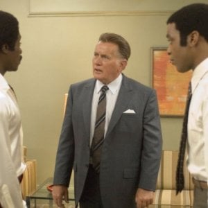 Chiwetel Ejiofor, Don Cheadle e Martin Sheen in una scena del film Talk to me