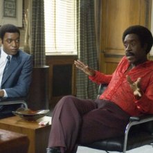 Chiwetel Ejiofor e Don Cheadle in una scena del film Talk to me