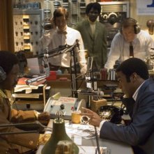 Chiwetel Ejiofor e Don Cheadle in una sequenza del film Talk to me