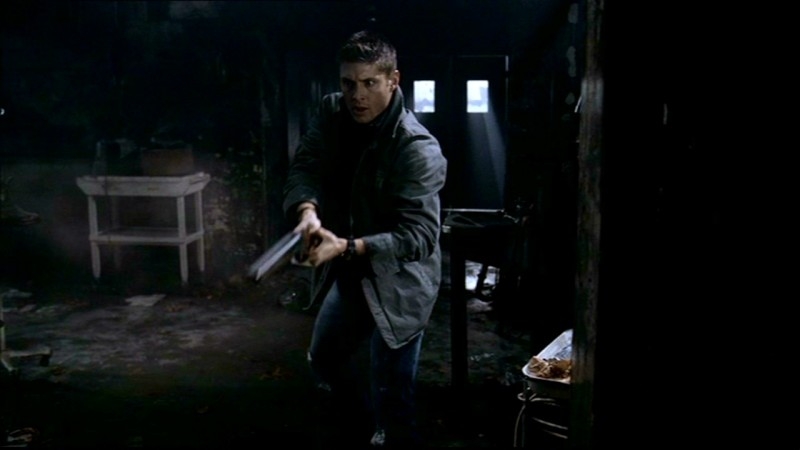 Dean Interpretato Da Jensen Ackles Ha Appena Messo In Fuga Uno Fantasma Nell Episodio La Rivolta Della Serie Supernatural 57176