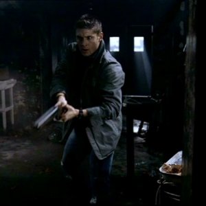 Dean, interpretato da Jensen Ackles, ha appena messo in fuga uno fantasma nell'episodio 'La rivolta' della serie Supernatural