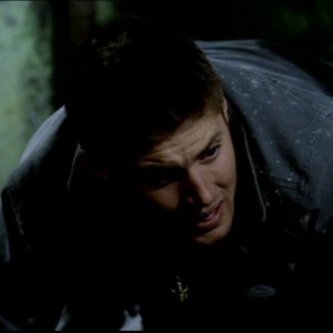 Dean, interpretato da Jensen Ackles, ha appena messo k.o. suo fratello posseduto da uno spirito malvagio in 'La rivolta' di Supernatural
