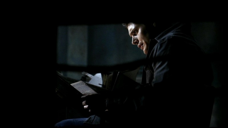 Dean Interpretato Da Jensen Ackles Mentre Esamina Dei File Incriminanti Nell Episodio La Rivolta Di Supernatural 57172