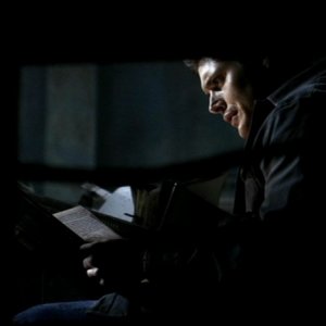 Dean, interpretato da Jensen Ackles, mentre esamina dei file incriminanti nell'episodio 'La rivolta' di Supernatural