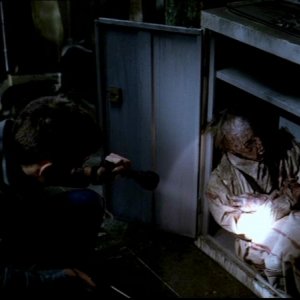 Dean, interpretato da Jensen Ackles, trova i resti dello psichiatra folle che infesta il manicomio in 'La rivolta', nella serie Supernatural