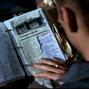 Dean, Jensen Ackels, sfoglia il diario di John Winchester per trovare degli indizi nell'episodio 'La rivolta' di Supernatural