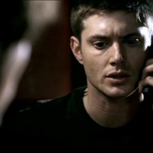 Dean, Jensen Ackes, mentre riceve ordini da suo padre scomparso all'inizio della serie Supernatural, episodio 'Lo spaventapasseri'