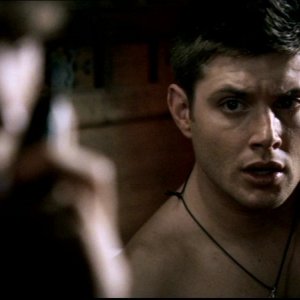 Dean, Jensen Ackles, nell'episodio 'Lo spaventapasseri' nella serie Supernatural