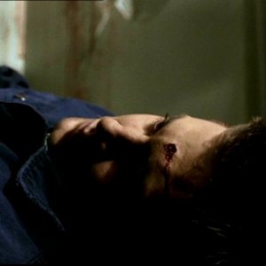 Dean morto in una visione di suo fratello. Il personaggio di Dean è interpretato da Jensen Ackles nella serie Supernatural, episodio 'Incubi'