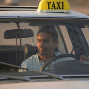 Georges Khabbaz in una sequenza del film Sotto le bombe