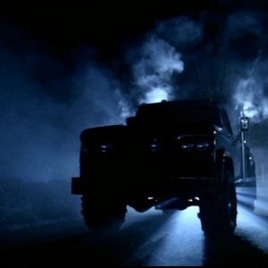 Il furgone assassino che miete vittime sull'asfalto nell'episodio 'Route 666' di Supernatural